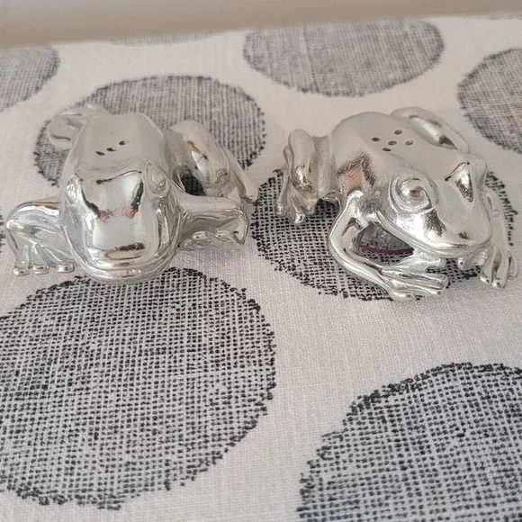 Silver-Toned Vintage Pewter Billy-Joe Stamped Frog Salt and Pepper Shakers - Picture 5 of 6